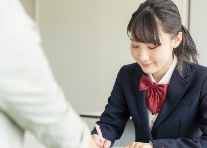 志望校の過去問対策に取り組む大学受験生